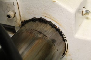 On ne graisse pas régulièrement les paliers lisses (bushings) de cet équipement de sorte que les lubrifiants contenus dans la graisse ne peuvent effectuer leur travail, c’est-à-dire d’éviter d’avoir contacts métal-métal. Le palier lisse est très endommagé ainsi que la tige de guidage, les jeux mécaniques dépassent les tolérances du manufacturier de sorte que l’équipement devient imprécis et produit de la non-qualité.